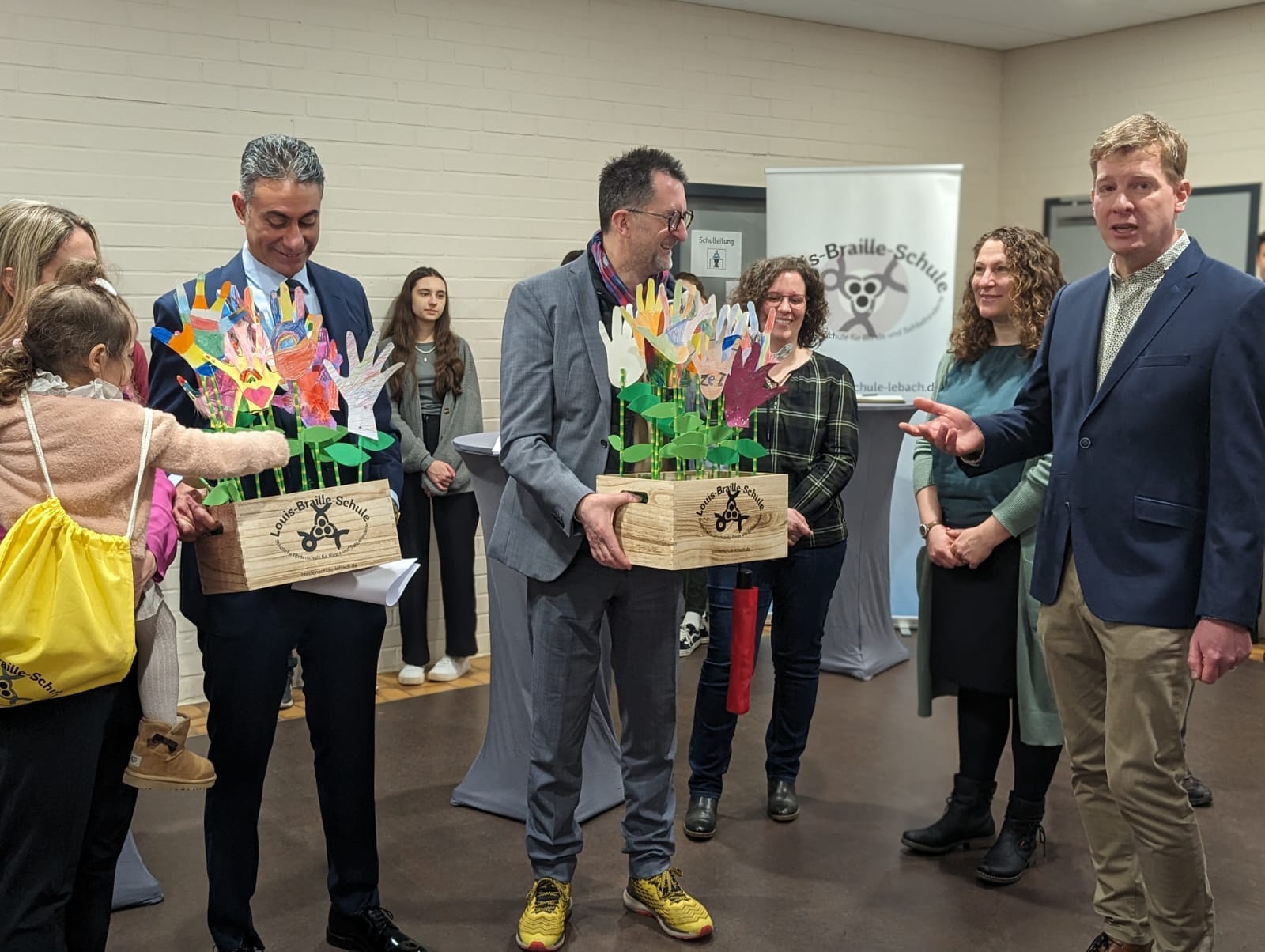 %C3%9Cbergabe%20der%20Geschenke%20an%20Jost%20und%20El-Husseiny %C3%9Cbergabe%20der%20Geschenke%20an%20Jost%20und%20El-Husseiny